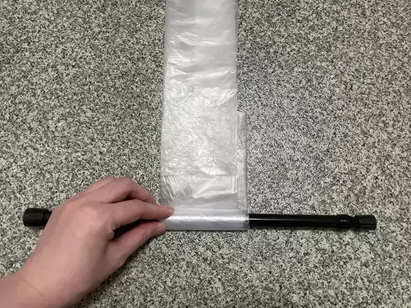 「つっぱり棒×トイレットペーパーが意外と便利　ビニール袋を収納してみると…「片手でサッと取れる」」の画像