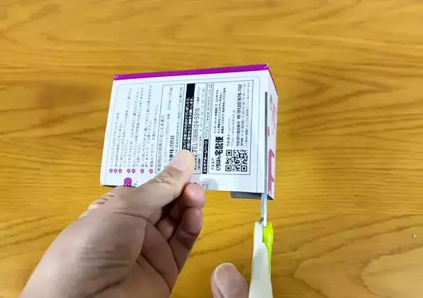 「【活用法】空のティッシュ箱をカットして…　できたものに「エコでお得！」」の画像