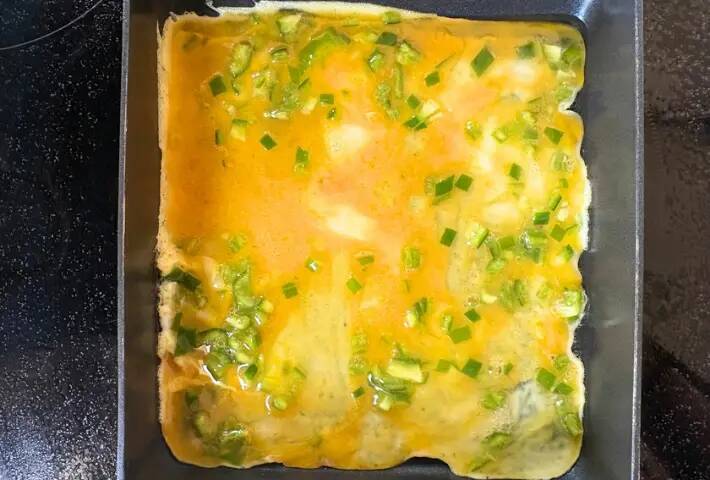 玉子焼きに『1個』刻んで入れてみて！　余りがちな具材に「彩りよし」「苦みも減った」