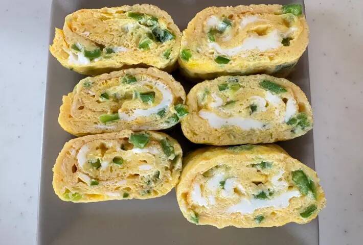 玉子焼きに『1個』刻んで入れてみて！　余りがちな具材に「彩りよし」「苦みも減った」