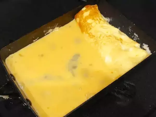 玉子焼きに『大さじ1杯ずつ』入れてみて！　砂糖なしでもしっとり甘くて「子供もパクパク」