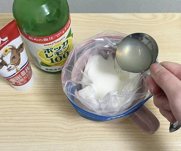 ジッパー袋で簡単シェイク！　材料3つ、揉んで冷凍庫へ入れたら…2時間後に「次々食べちゃう」