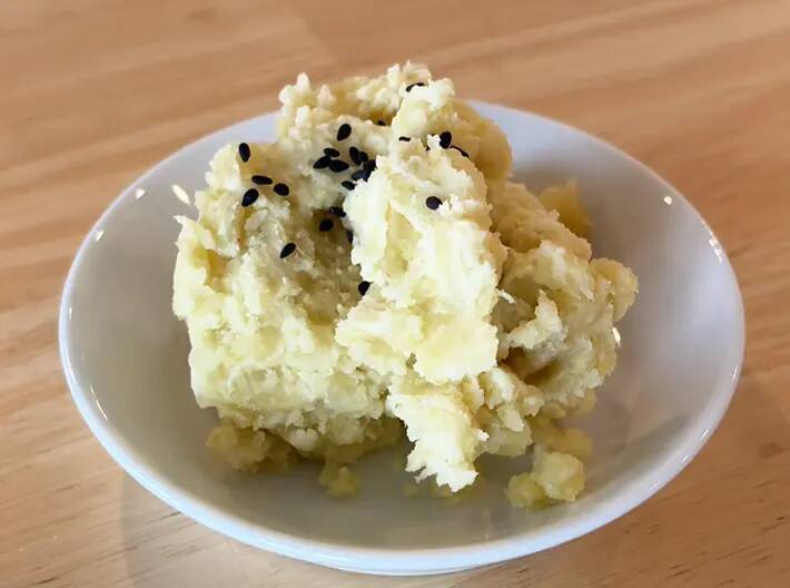 ジッパー袋にサツマイモを入れて…　マグカップで潰すと「ぜい沢なおやつ」「手が止まらない！」