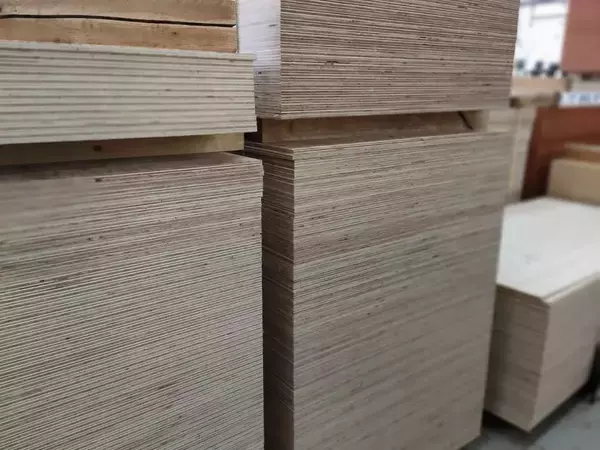板3枚と紐だけ！　セリアで作る吊り下げラックに「賃貸でもできた」【100均DIY4選】