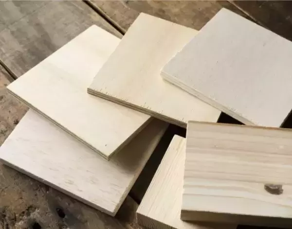 「板3枚と紐だけ！　セリアで作る吊り下げラックに「賃貸でもできた」【100均DIY4選】」の画像