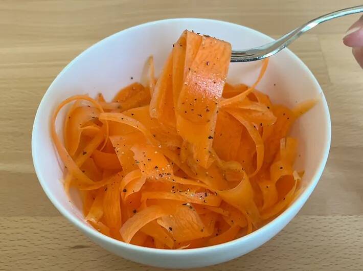 【簡単レシピ】ニンジン1本をピーラーで削ったら…　できたものに「箸が止まらなくなる！」