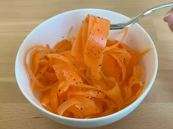 「【簡単レシピ】ニンジン1本をピーラーで削ったら…　できたものに「箸が止まらなくなる！」」の画像