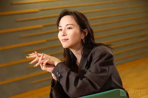 「比嘉愛未「私にとって『ハッピーなハプニング』」　デビュー20年目の現在地を語る【インタビュー】」の画像