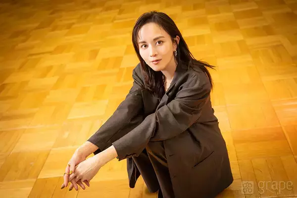 「比嘉愛未「私にとって『ハッピーなハプニング』」　デビュー20年目の現在地を語る【インタビュー】」の画像