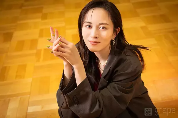 「比嘉愛未「私にとって『ハッピーなハプニング』」　デビュー20年目の現在地を語る【インタビュー】」の画像