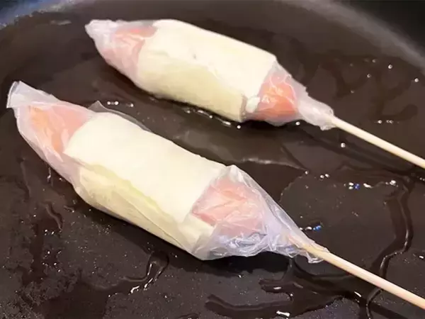 ウインナーそのまま焼くの、待った！　巻いて焼くだけ“簡単”おかず【レシピ】