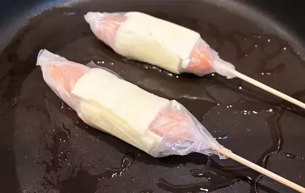 「ウインナーそのまま焼くの、待った！　巻いて焼くだけ“簡単”おかず【レシピ】」の画像
