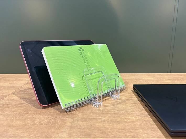 100均で買った『ハンカチスタンド』、デスクに設置すると？　片づく収納アイディアとは