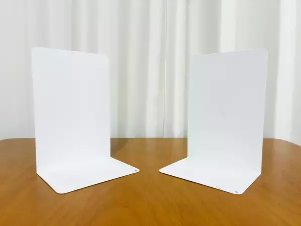 『2枚のブックエンド』をキッチン棚に差し込むと…　便利な収納ワザに「やってよかった！」