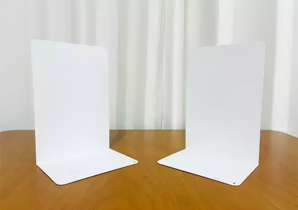 「『2枚のブックエンド』をキッチン棚に差し込むと…　便利な収納ワザに「やってよかった！」」の画像