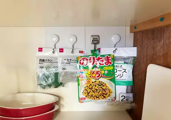 「『2枚のブックエンド』をキッチン棚に差し込むと…　便利な収納ワザに「やってよかった！」」の画像