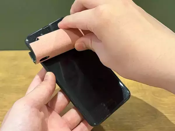 ダイソーの『スクリーンクリーナー』が話題！　スマホ画面を拭いてみると…「思わず笑った」