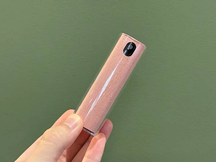 ダイソーの『スクリーンクリーナー』が話題！　スマホ画面を拭いてみると…「思わず笑った」