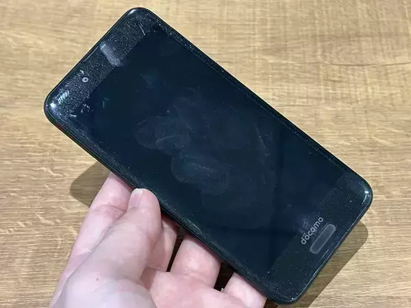 「ダイソーの『スクリーンクリーナー』が話題！　スマホ画面を拭いてみると…「思わず笑った」」の画像