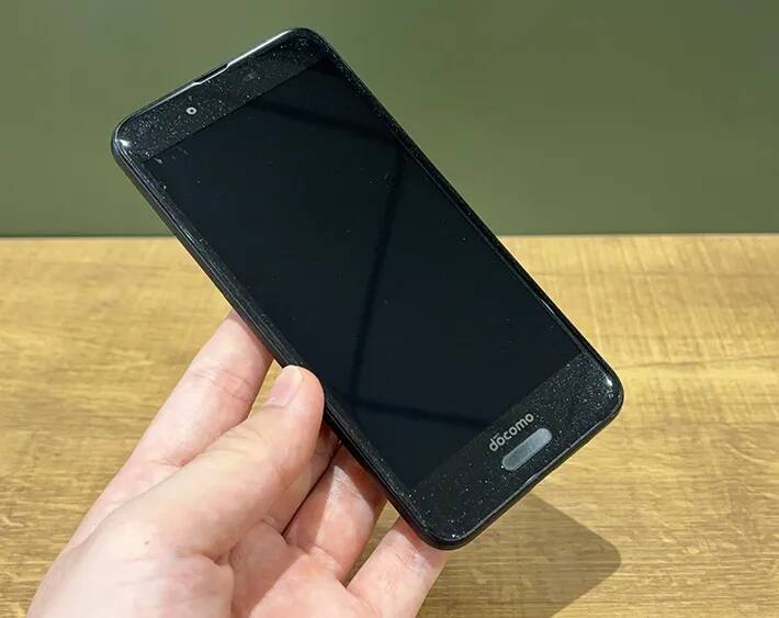 ダイソーの『スクリーンクリーナー』が話題！　スマホ画面を拭いてみると…「思わず笑った」