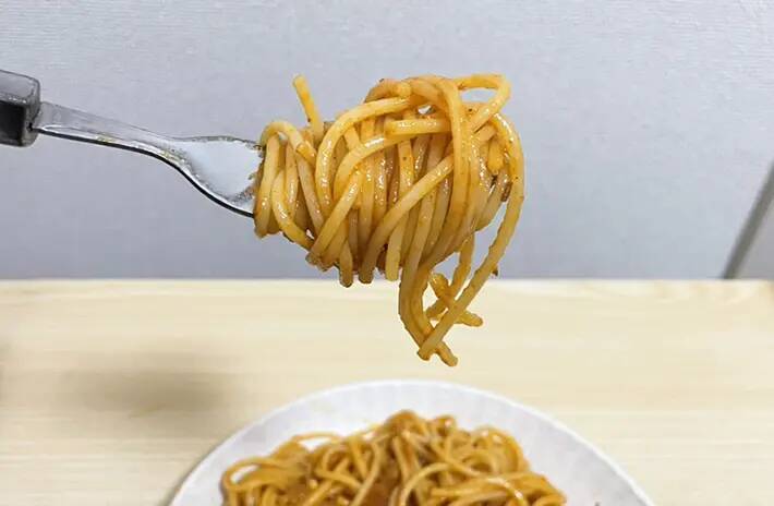 ジッパー袋に『割りばし』を差して！　「必要な分だけ出せる」冷凍の裏ワザ