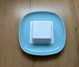 「豆腐パックの『角』をチョキッ！　取り出し方の裏技が目からウロコ」の画像2