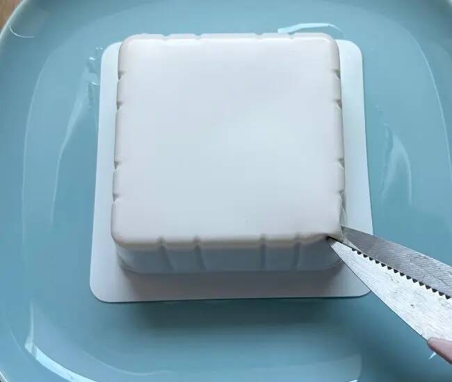 豆腐パックの『角』をチョキッ！　取り出し方の裏技が目からウロコ