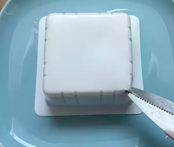 「豆腐パックの『角』をチョキッ！　取り出し方の裏技が目からウロコ」の画像