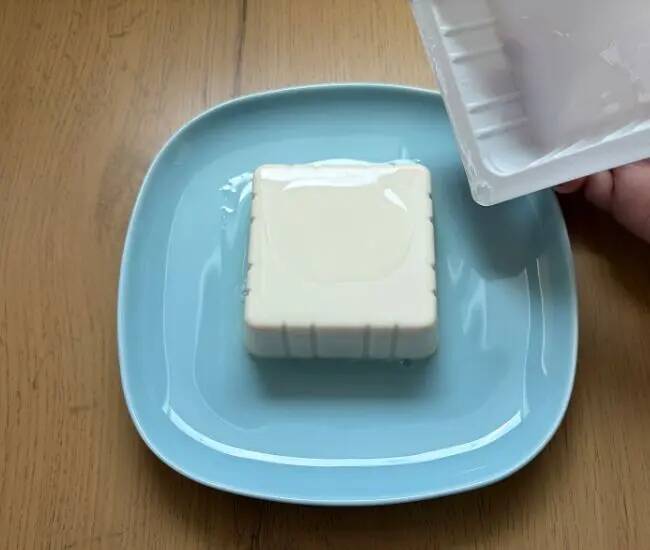 豆腐パックの『角』をチョキッ！　取り出し方の裏技が目からウロコ