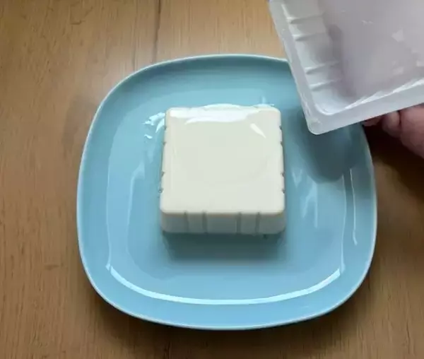 「豆腐パックの『角』をチョキッ！　取り出し方の裏技が目からウロコ」の画像