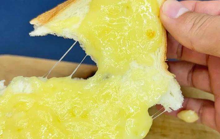 チーズを『水』に浸してみて　チーズトーストが劇的に変わる裏ワザ
