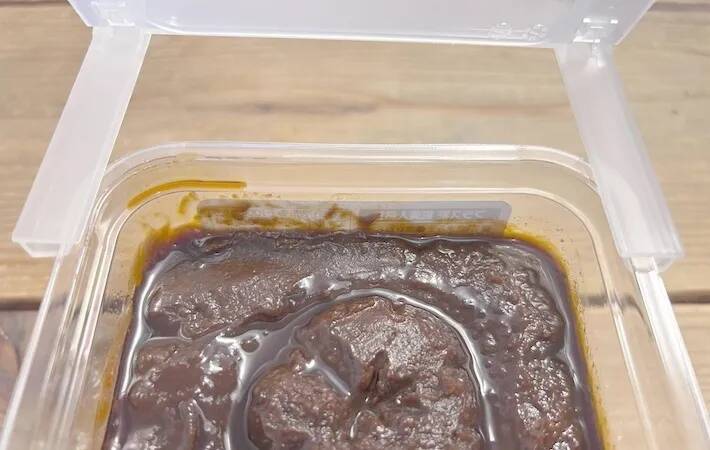味噌の空容器、捨てないで！　『味噌のフタ』を使った冷蔵庫収納【活用法3選】