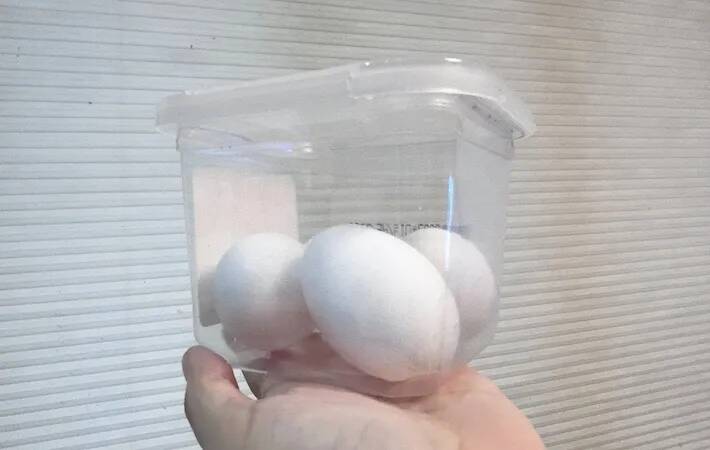 味噌の空容器、捨てないで！　『味噌のフタ』を使った冷蔵庫収納【活用法3選】