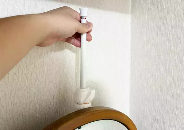 「つっぱり棒に『タオル』を巻いてみて　伸びる特性を生かした掃除術が便利」の画像