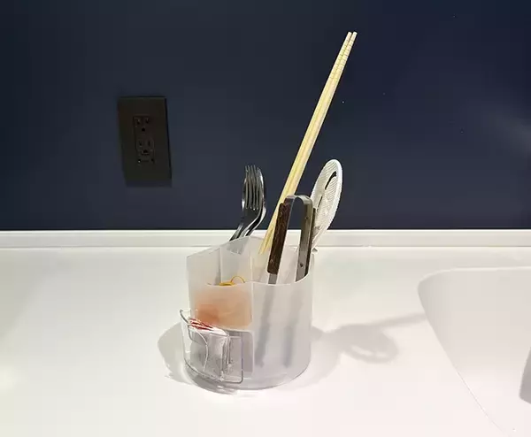 「『ペンホルダー』をキッチンに置くと？　調理器具がフィットして便利！」の画像
