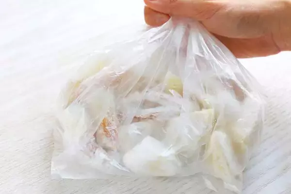 「ジャガイモとちくわをポリ袋に入れて…　食べ方に「相性抜群」「最高でしょ」」の画像