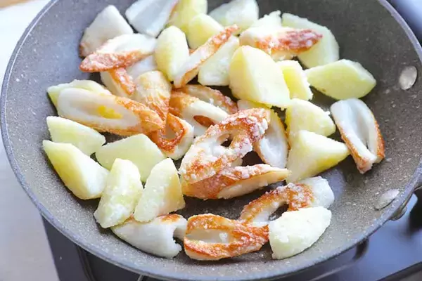 「ジャガイモとちくわをポリ袋に入れて…　食べ方に「相性抜群」「最高でしょ」」の画像