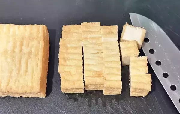 「ひと口サイズに切った厚揚げを…？　サッと作れて腹持ち抜群なおつまみレシピ」の画像