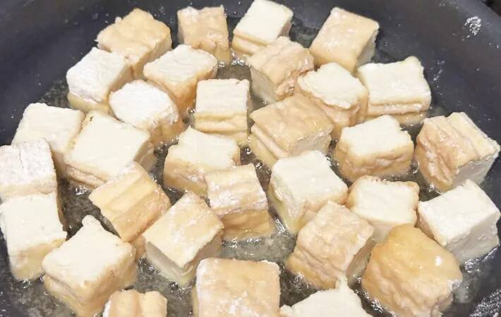ひと口サイズに切った厚揚げを…？　サッと作れて腹持ち抜群なおつまみレシピ