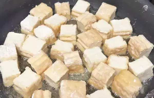 「ひと口サイズに切った厚揚げを…？　サッと作れて腹持ち抜群なおつまみレシピ」の画像