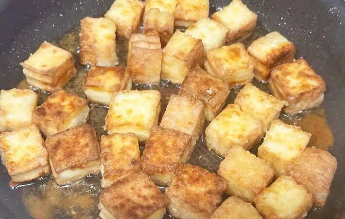 ひと口サイズに切った厚揚げを…？　サッと作れて腹持ち抜群なおつまみレシピ