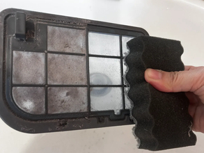 すぐに汚れるエアコンや洗濯機のフィルター　数十秒できれいにできる100均アイテムに「想像以上」