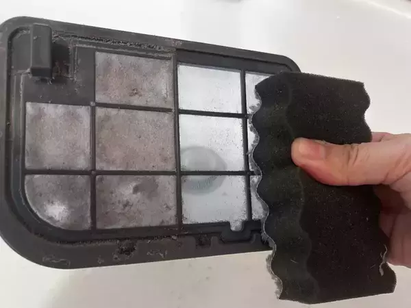 すぐに汚れるエアコンや洗濯機のフィルター　数十秒できれいにできる100均アイテムに「想像以上」