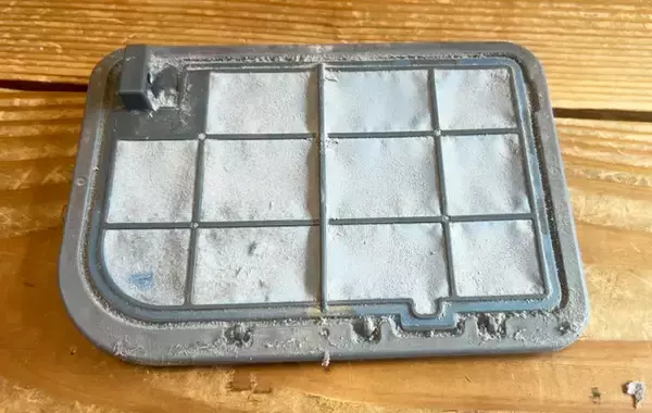 「すぐに汚れるエアコンや洗濯機のフィルター　数十秒できれいにできる100均アイテムに「想像以上」」の画像