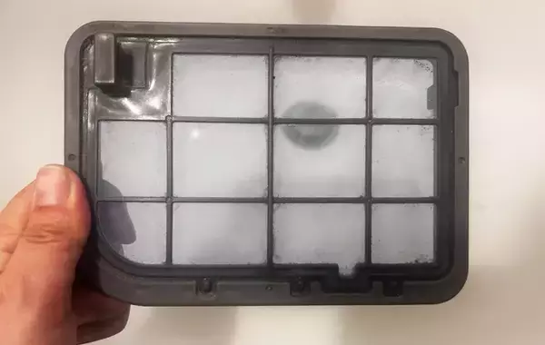 「すぐに汚れるエアコンや洗濯機のフィルター　数十秒できれいにできる100均アイテムに「想像以上」」の画像