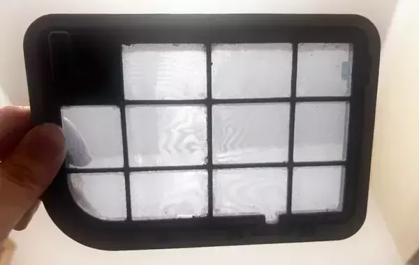 「すぐに汚れるエアコンや洗濯機のフィルター　数十秒できれいにできる100均アイテムに「想像以上」」の画像