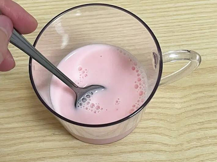 牛乳に『20ml』入れてみて　製氷皿に注いで4時間、絶品アイスに