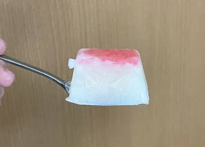 牛乳に『20ml』入れてみて　製氷皿に注いで4時間、絶品アイスに