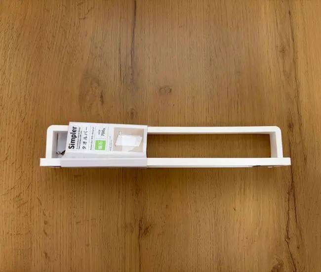 100均タオルバーを玄関ドアにピタッ　意外な使い方に「目からウロコ！」