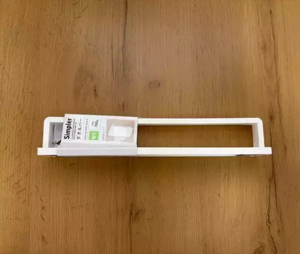 「100均タオルバーを玄関ドアにピタッ　意外な使い方に「目からウロコ！」」の画像